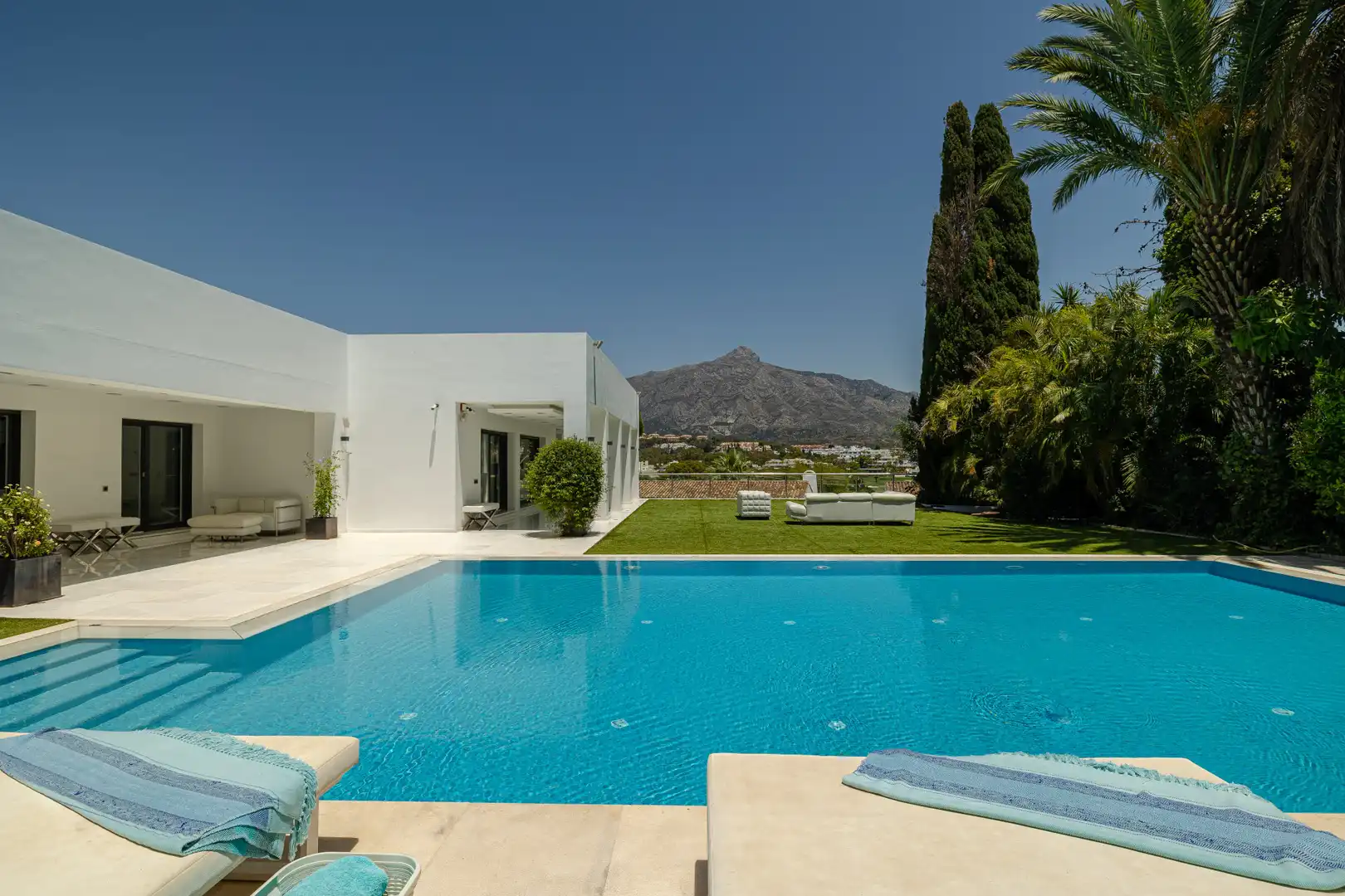 Vista exterior de Casa o xalet en venda en Nueva Andalucía