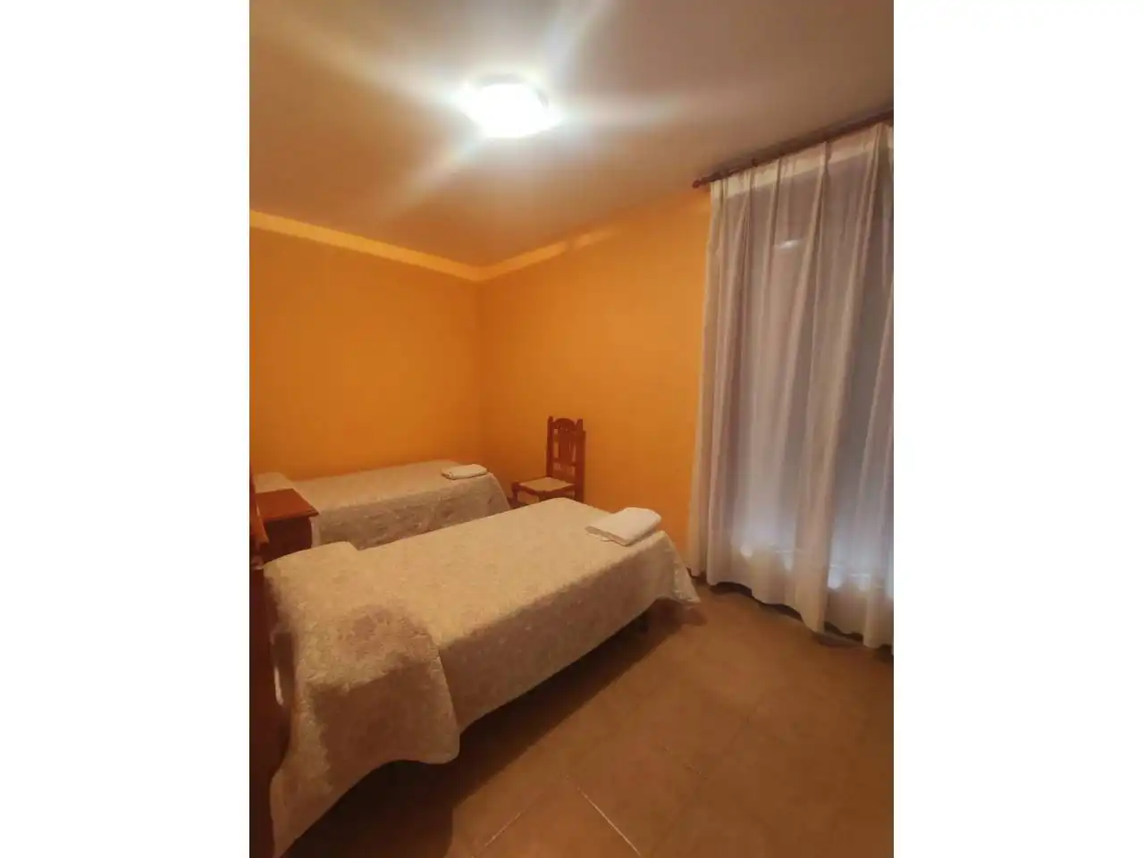 Habitación de Local en venta en El Grado con Aire acondicionado