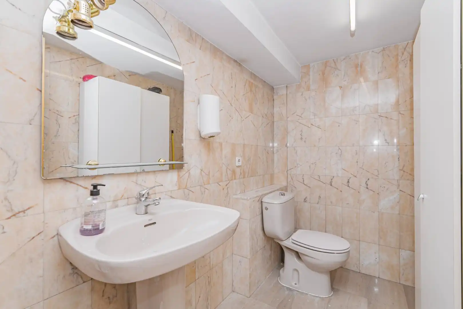 Baño de Local en venta en Granada con Aire acondicionado