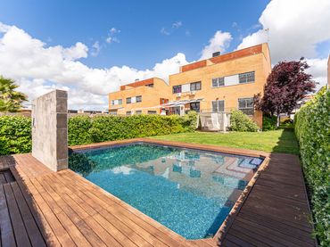 Casa aparellada amb balcó en venda a Calle Holanda