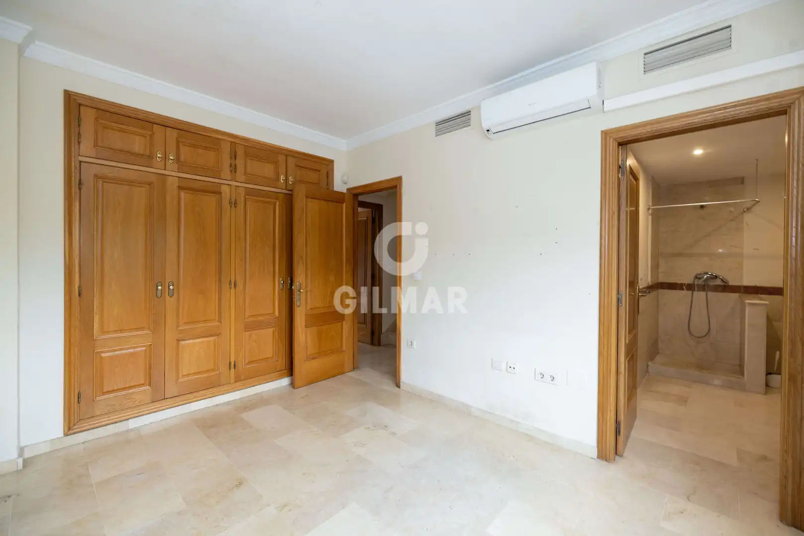 Habitación de Casa adosada en venta en Marbella con Calefacción, Jardín privado y Piscina
