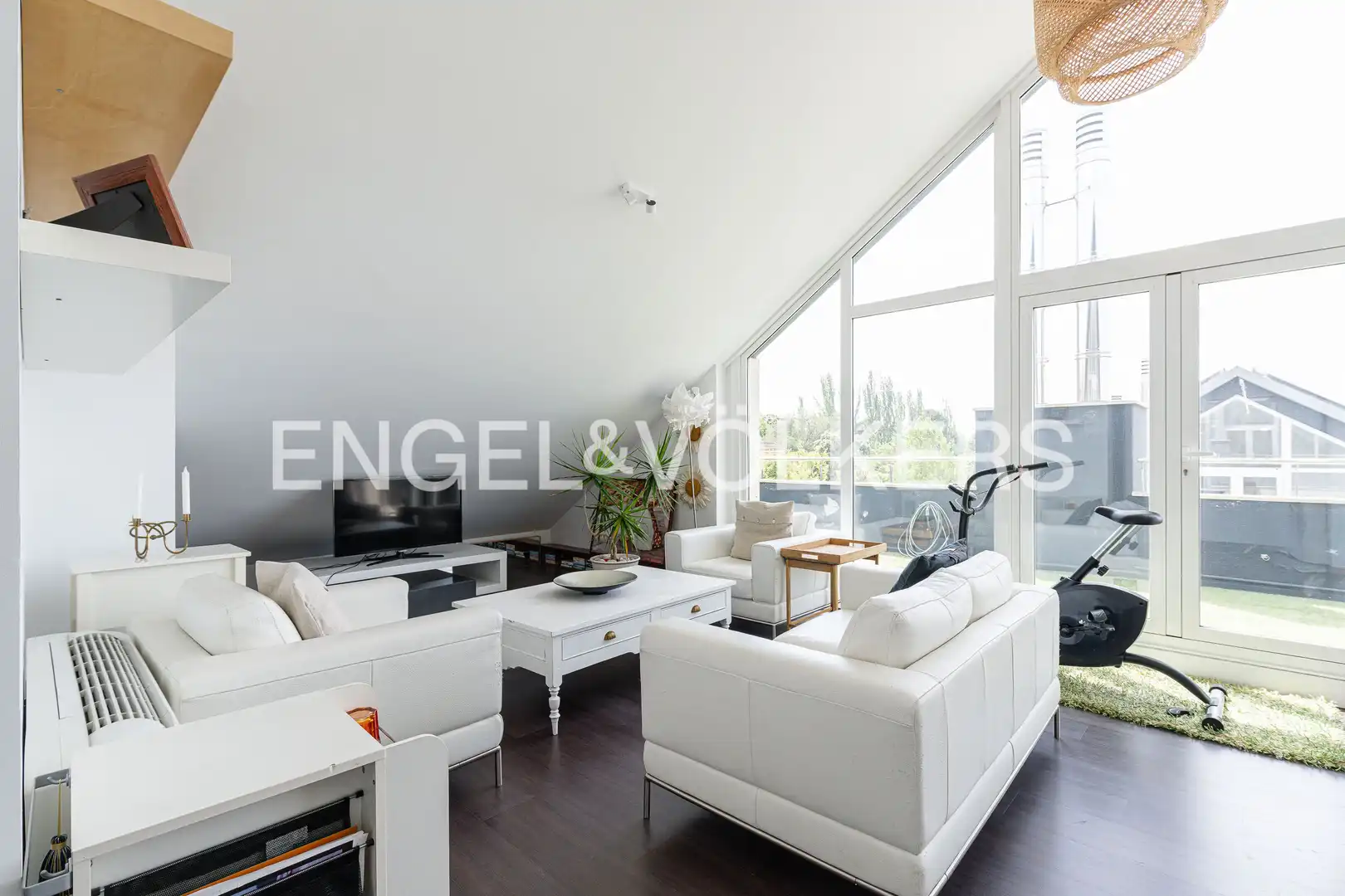 Sala de estar de Casa adosada en venta en Las Rozas de Madrid con Aire acondicionado, Calefacción y Jardín privado