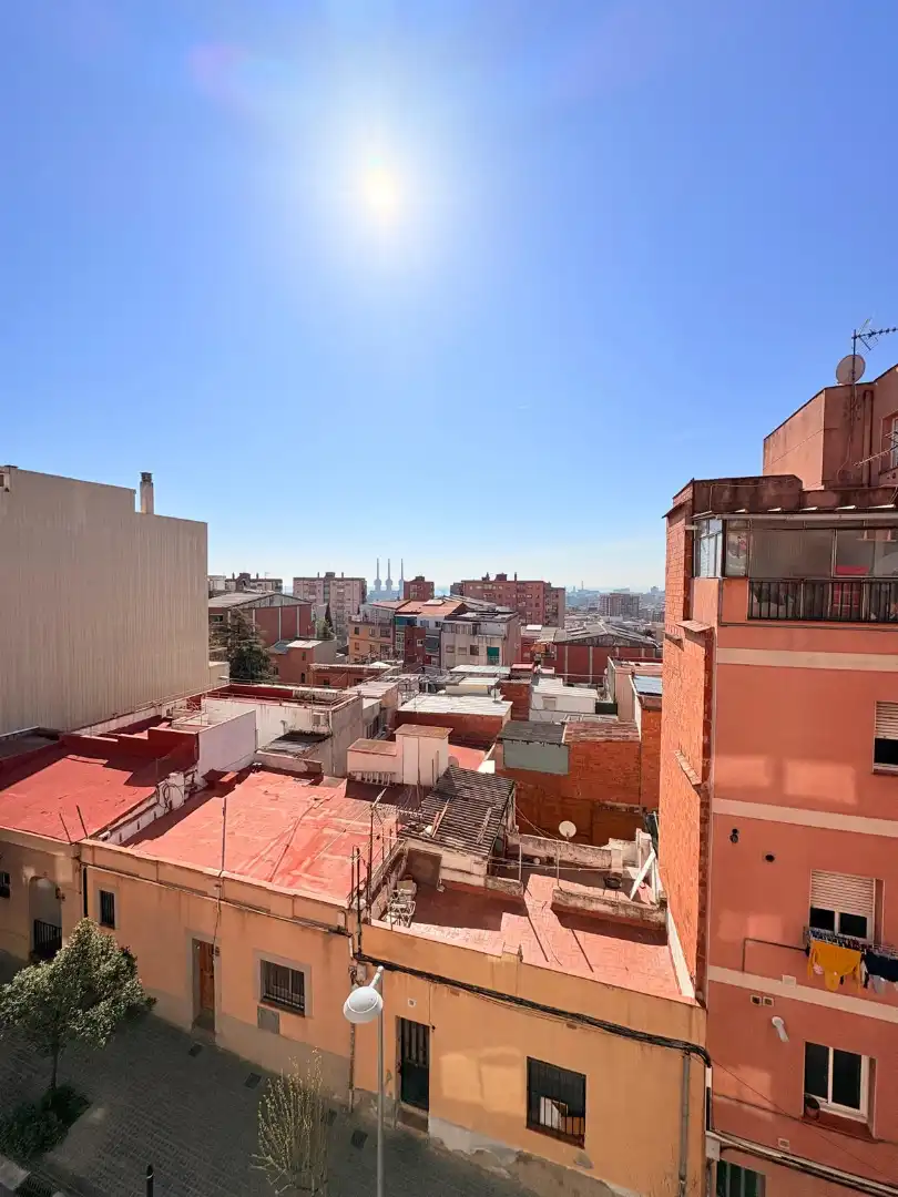 Vista exterior de Pis en venda en Badalona amb Parquet i Balcó