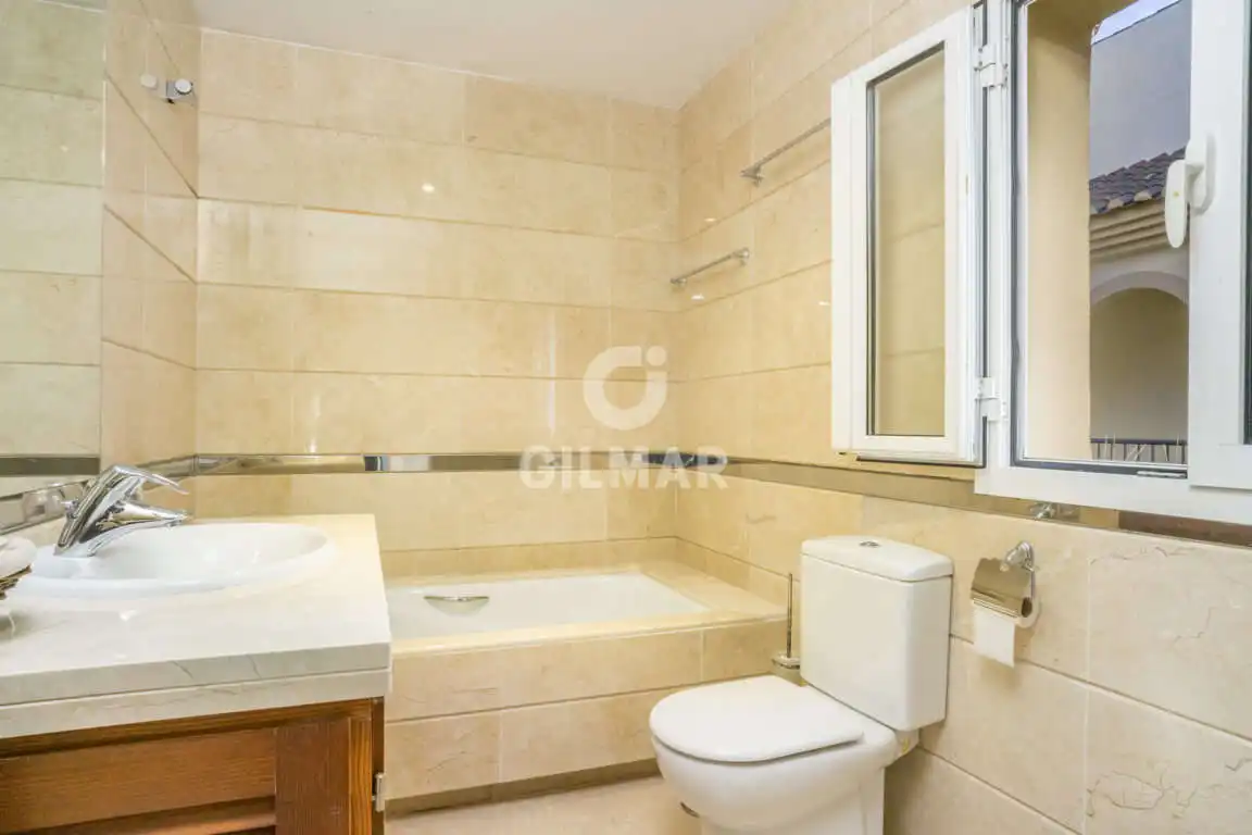 Badezimmer von Maisonette zum Verkauf in Sotogrande mit Heizung, Abstellraum und Schwimmbad