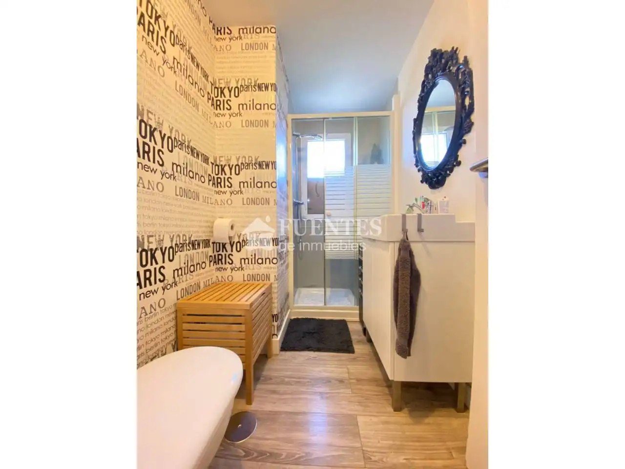 Habitación de Piso en venta en Alicante / Alacant con Aire acondicionado, Terraza y Piscina comunitaria