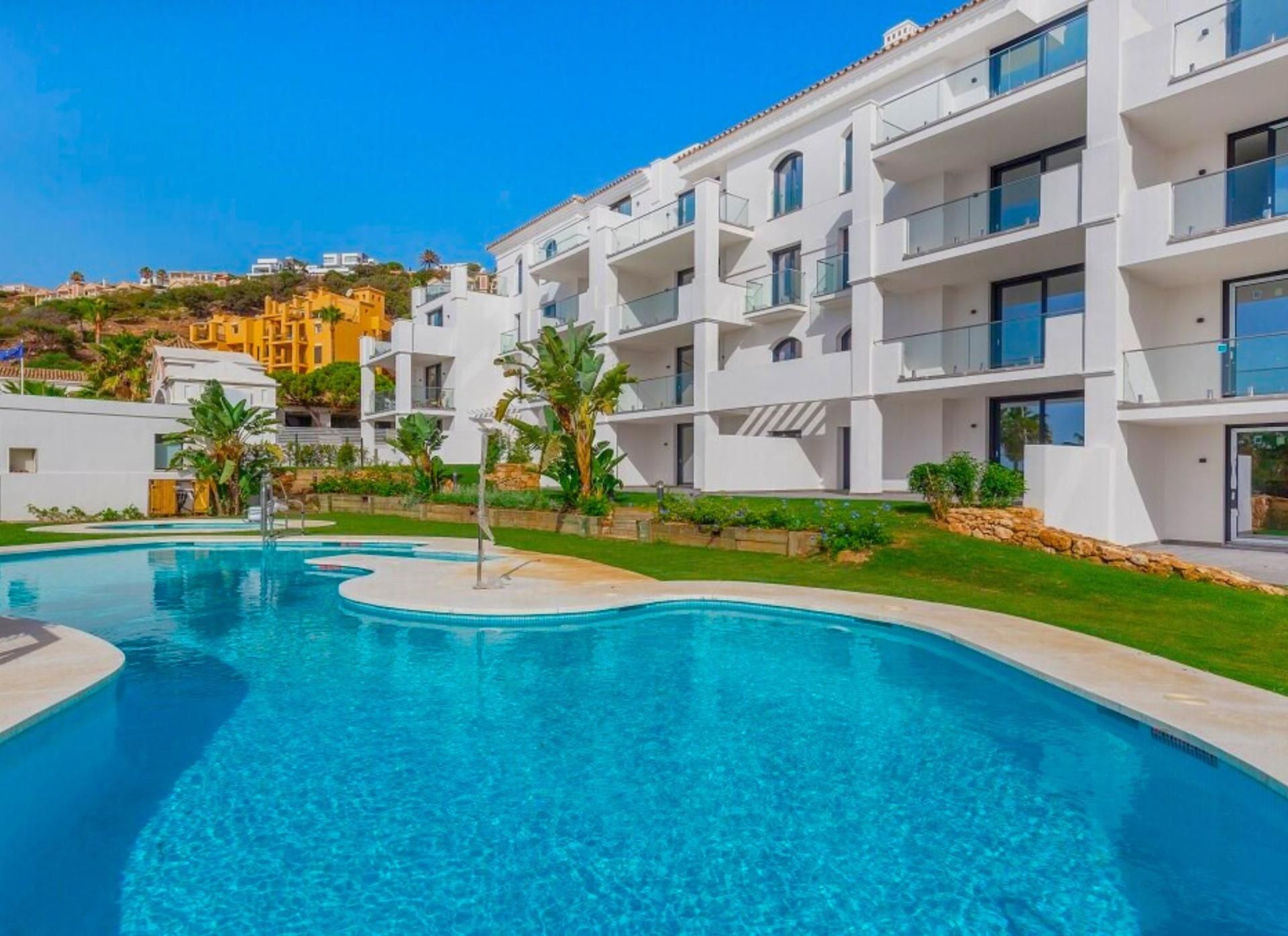 Piscina de Apartament en venda en Manilva amb Aire condicionat, Calefacció i Jardí privat