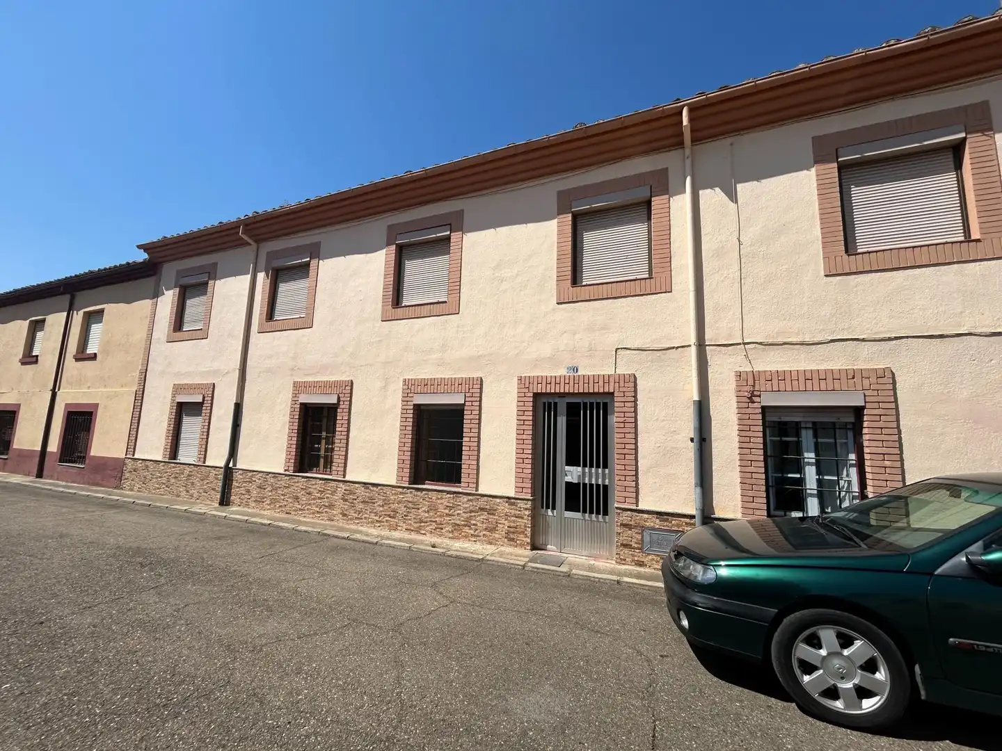 Vista exterior de Casa adosada en venda en Valencia de Don Juan amb Calefacció