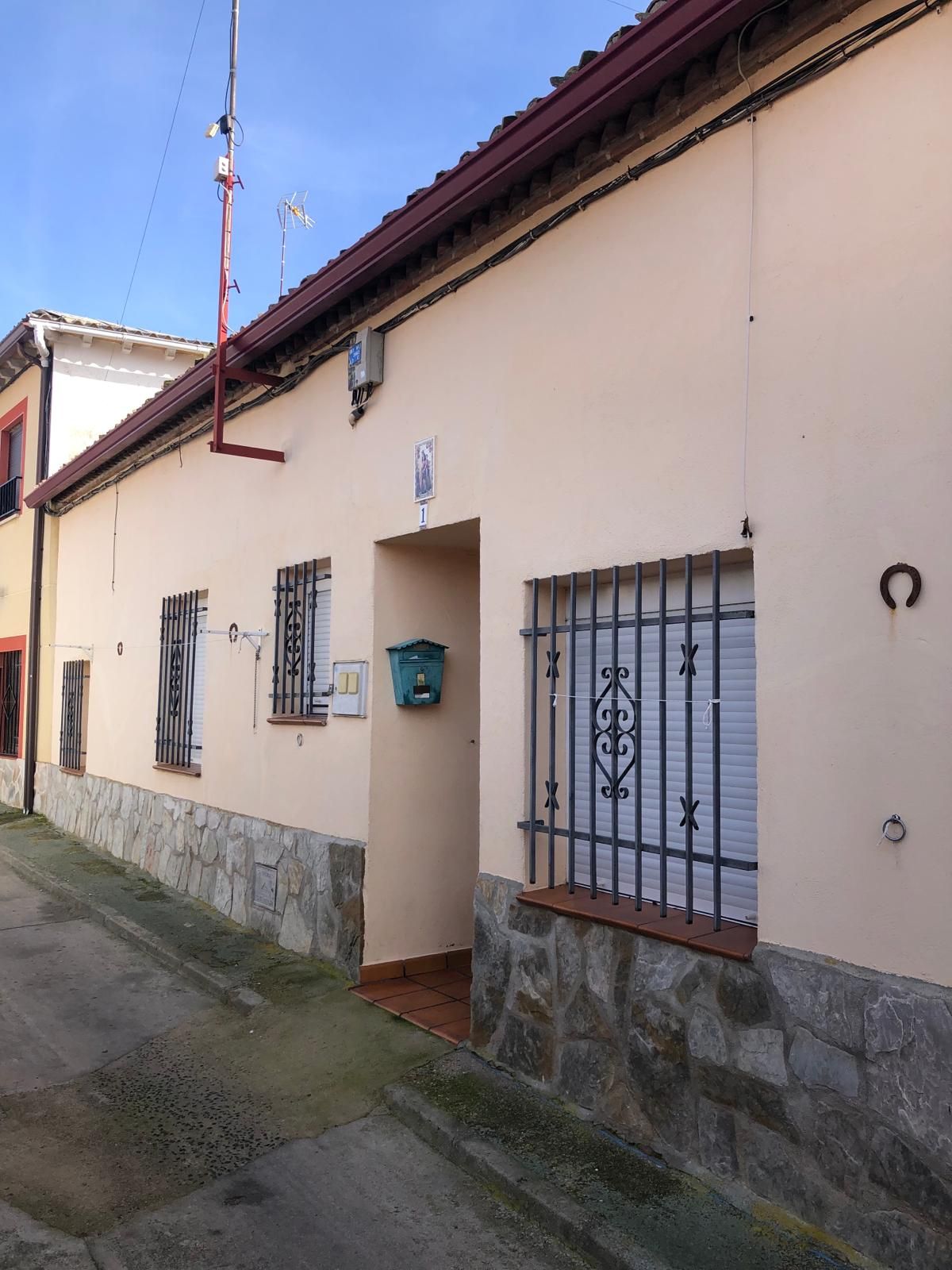 Exterior view of House or chalet for sale in Fontiveros  with Furnished