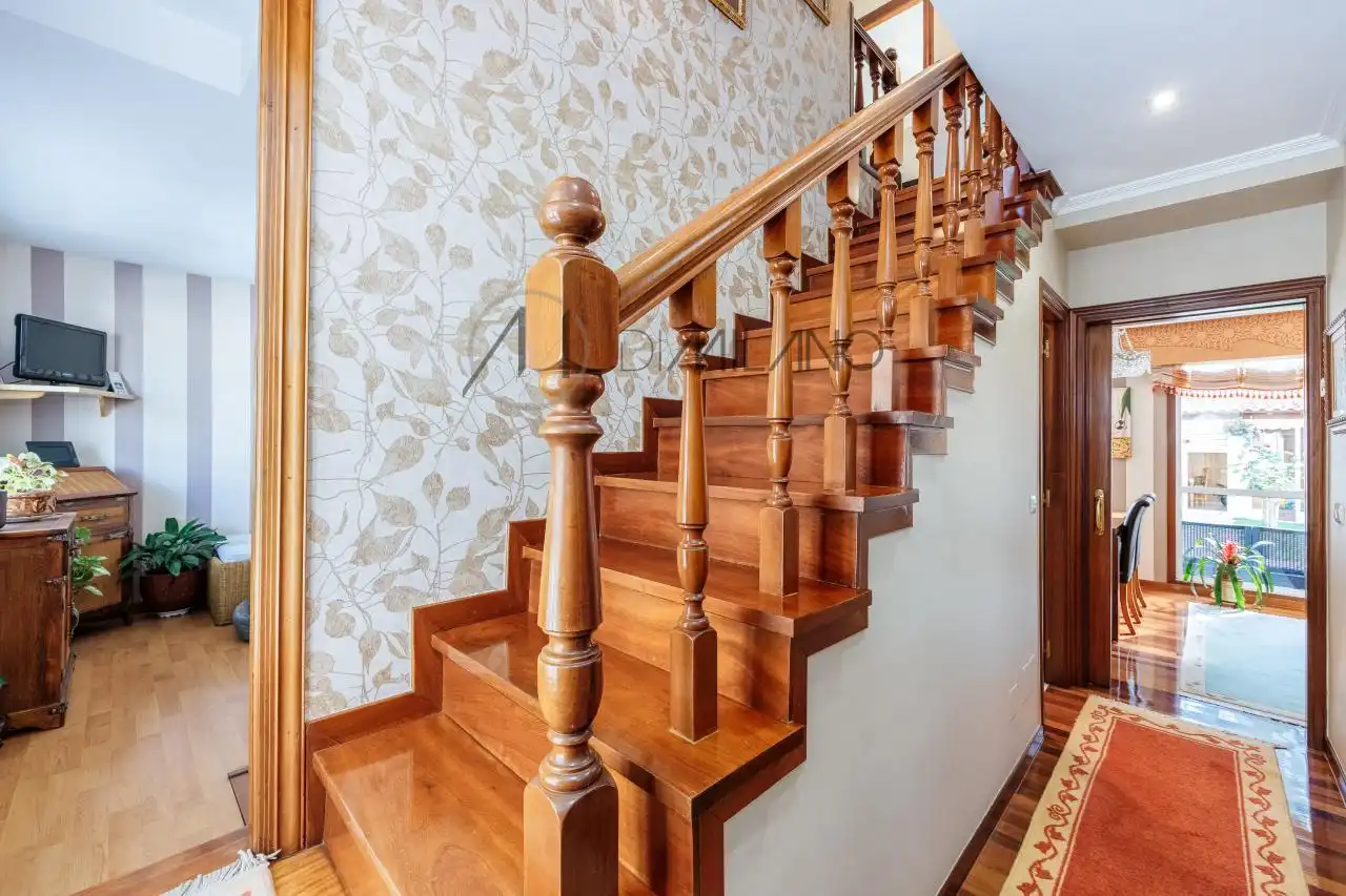 Casa adosada en venta en Vigo  con Calefacción, Jardín privado y Parquet