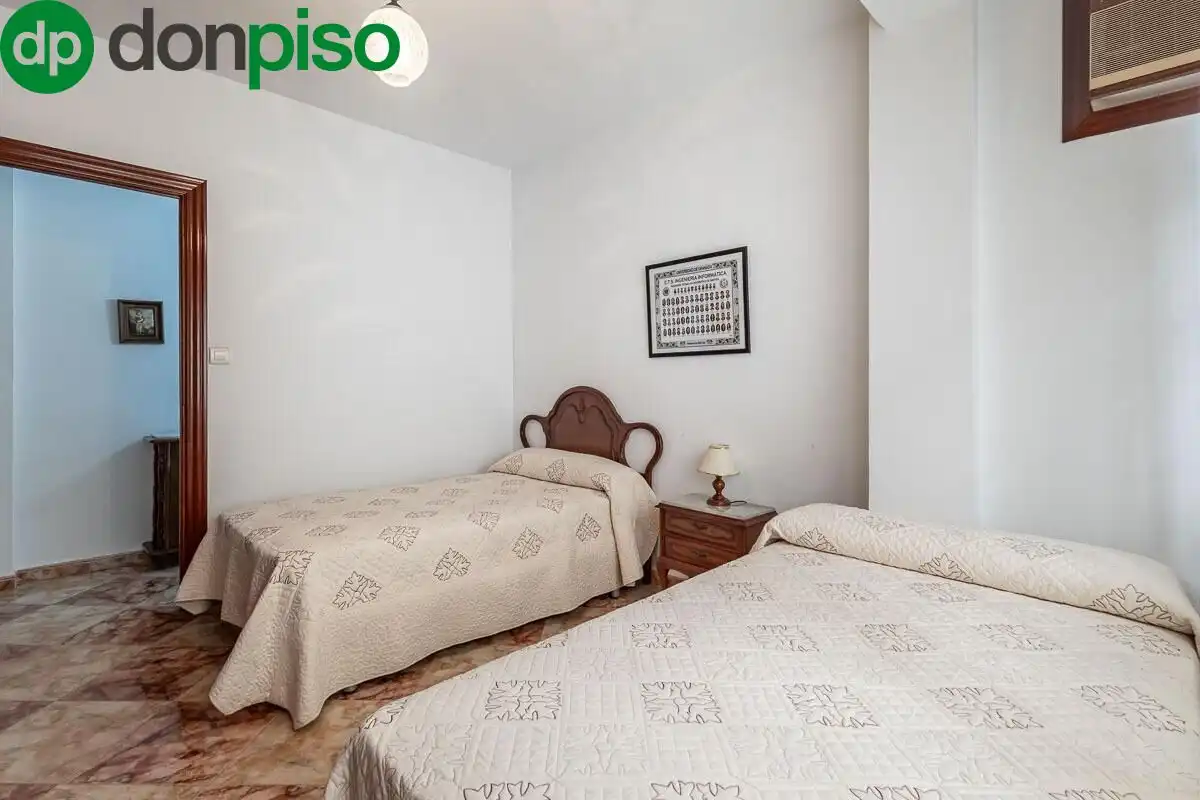 Bedroom of Flat for sale in Granada  with Air Conditioner, Heating and Terrace