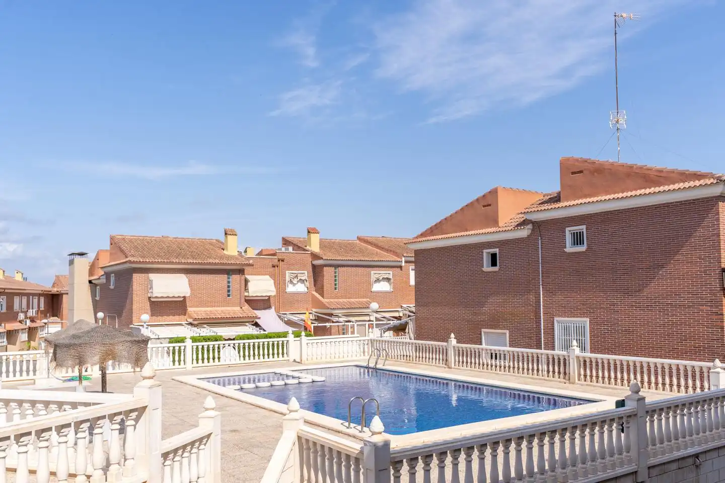 Schwimmbecken von Einfamilien-Reihenhaus zum Verkauf in Santa Pola mit Klimaanlage, Privatgarten und Terrasse