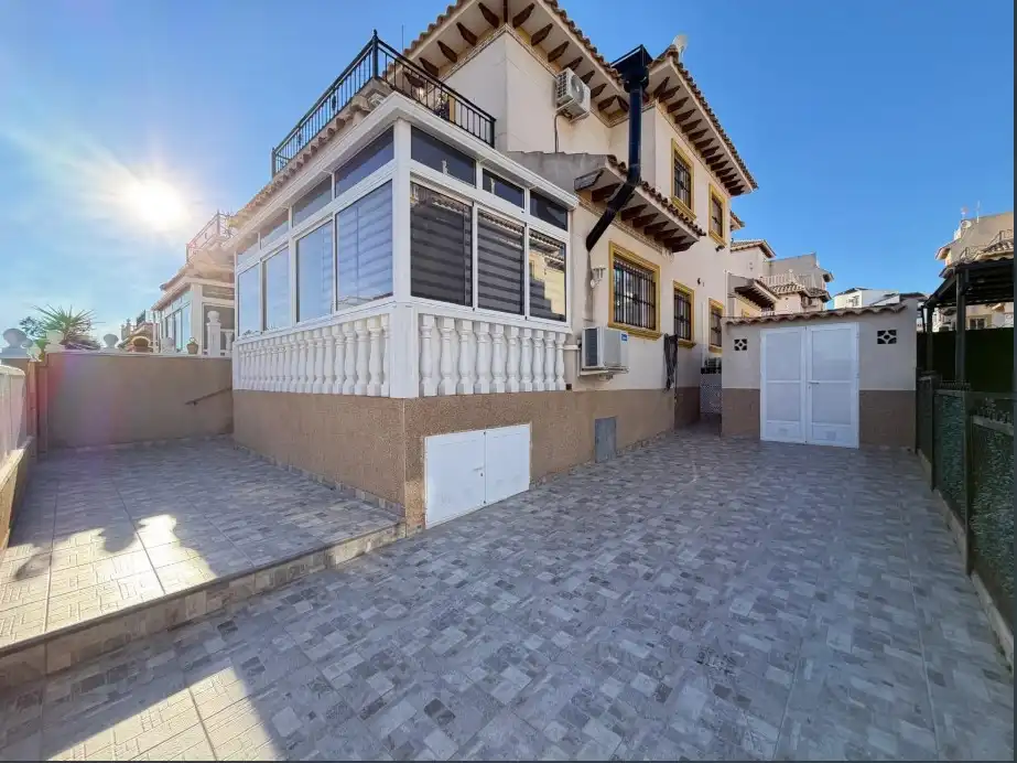 Vista exterior de Casa o xalet en venda en Orihuela amb Aire condicionat, Calefacció i Terrassa