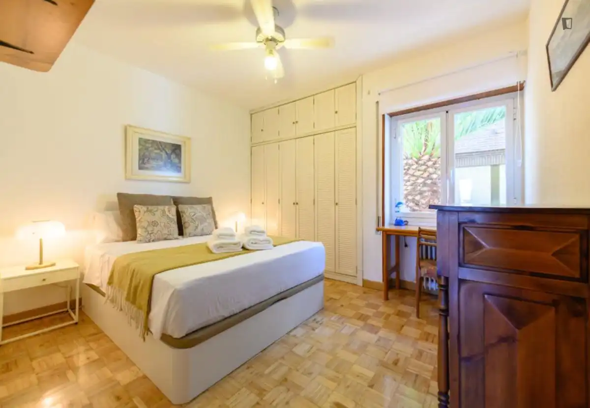 Dormitori de Apartament de lloguer en Madrid amb Aire condicionat, Moblat i Forn