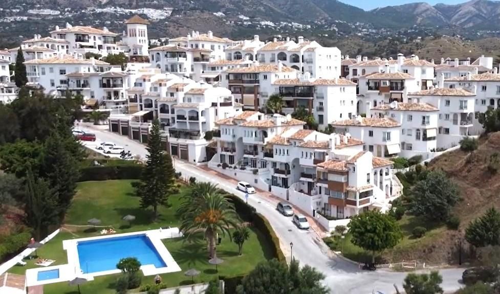 Vista exterior de Apartament en venda en Mijas amb Aire condicionat, Jardí privat i Terrassa