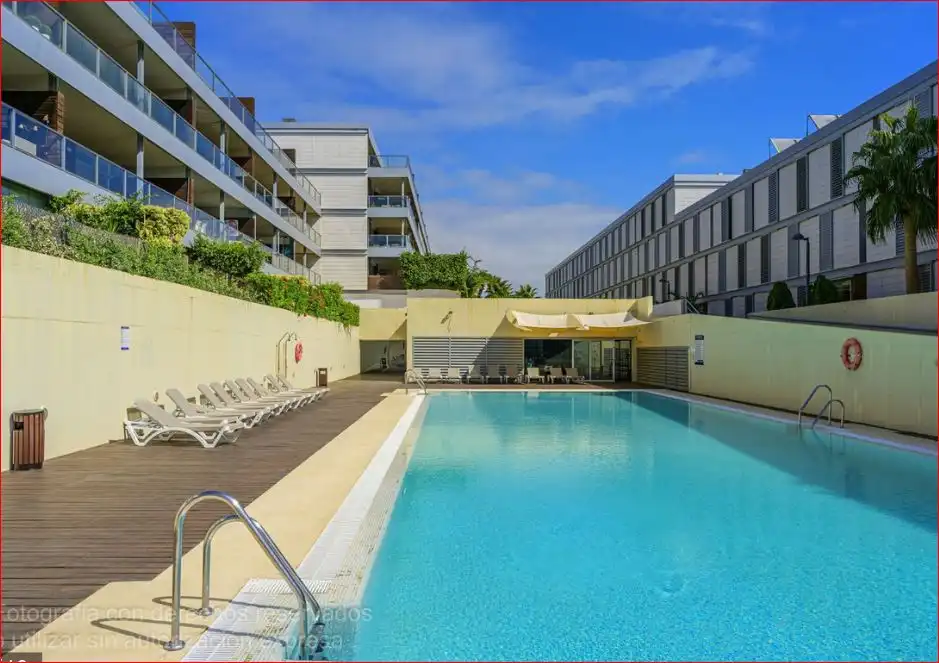 Schwimmbecken von Wohnung zum Verkauf in Manilva mit Klimaanlage, Heizung und Privatgarten