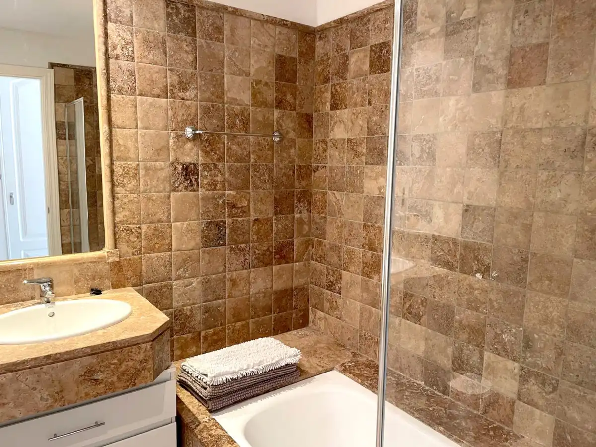 Bany de Apartament de lloguer en Estepona amb Aire condicionat, Terrassa i Moblat