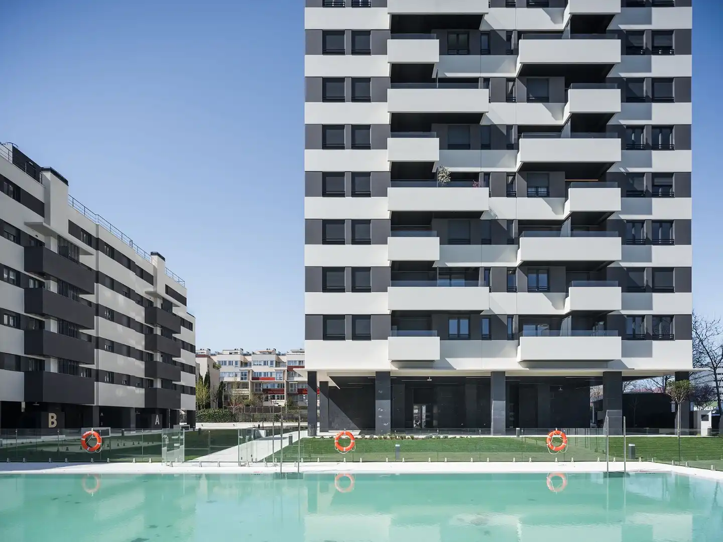 Vista exterior de Pis de lloguer en  Madrid Capital amb Aire condicionat, Terrassa i Piscina