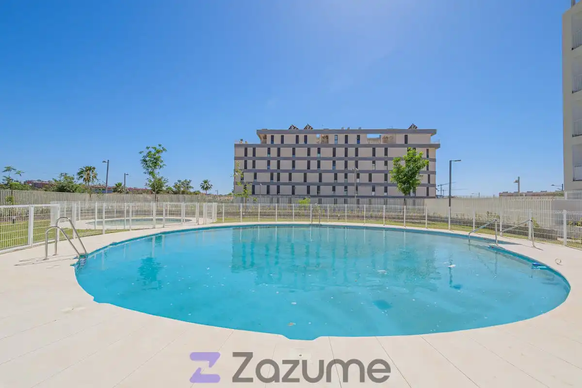 Schwimmbecken von Wohnung zur Miete in Dos Hermanas mit Klimaanlage, Heizung und Privatgarten