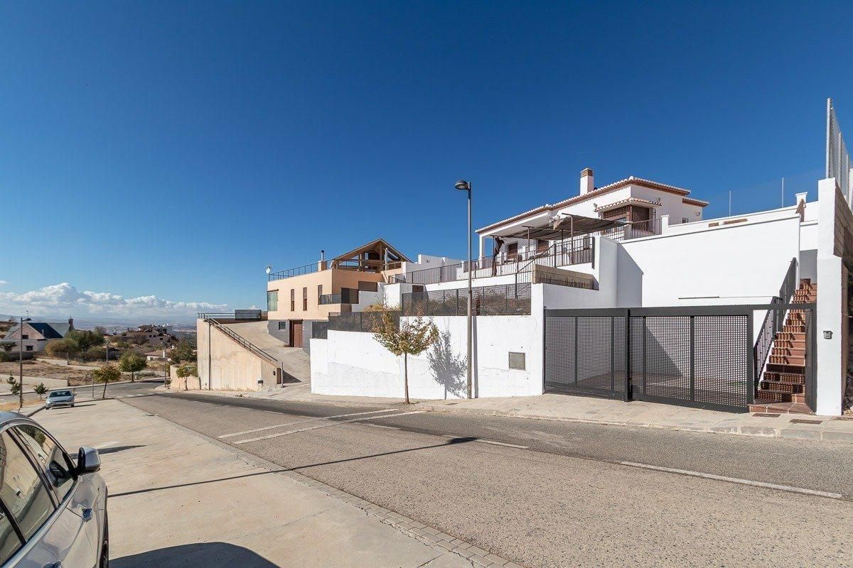 Exterior view of House or chalet for sale in La Zubia  with Private garden, Terrace and Swimming Pool
