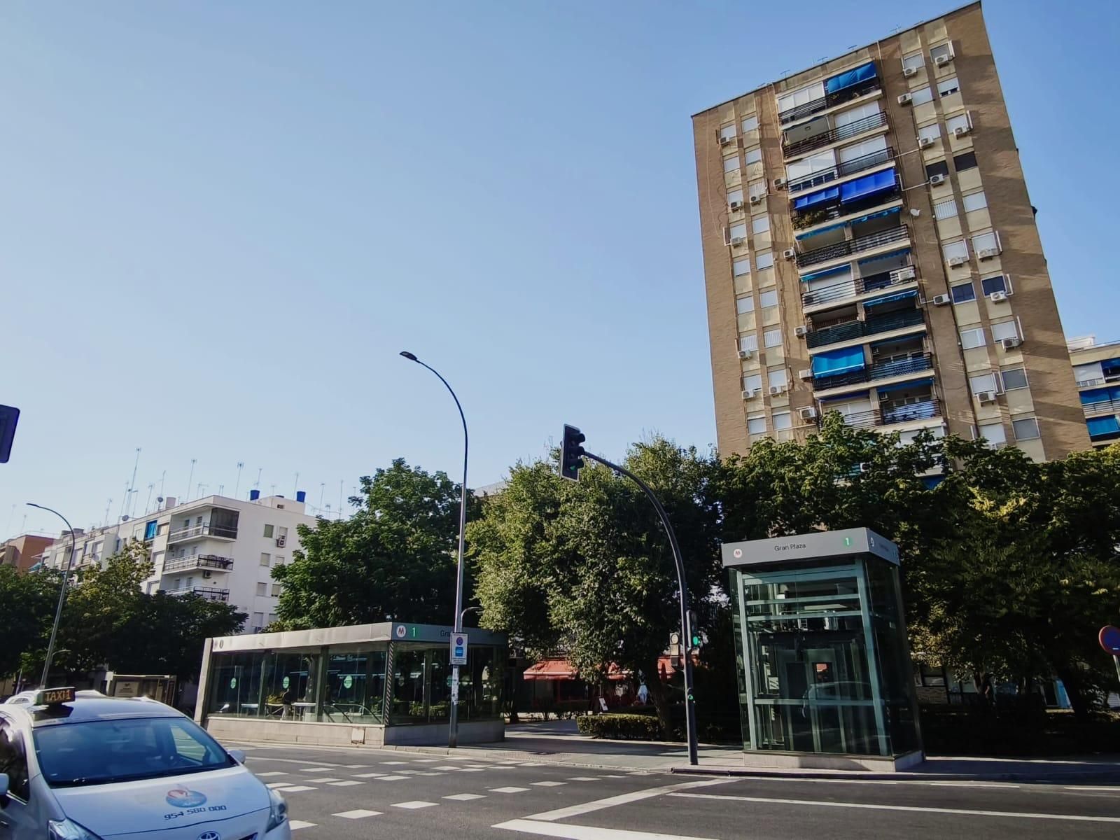 Vista exterior de Pis en venda en  Sevilla Capital amb Terrassa i Balcó