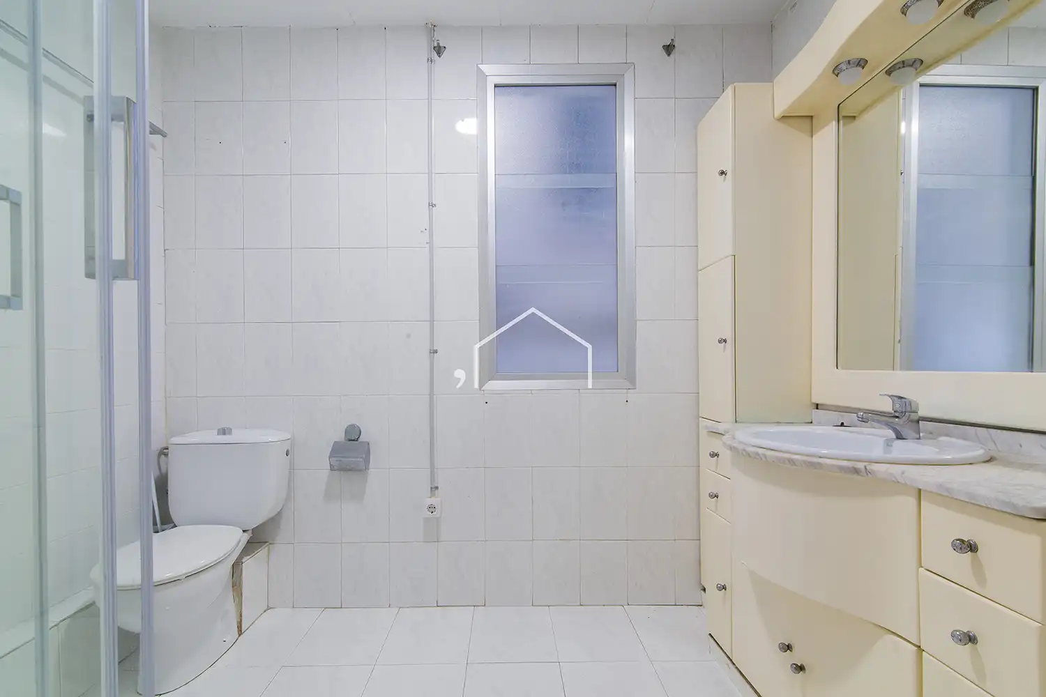 Badezimmer von Wohnung zum Verkauf in Barcelona mit Heizung, Parkett und Ofen