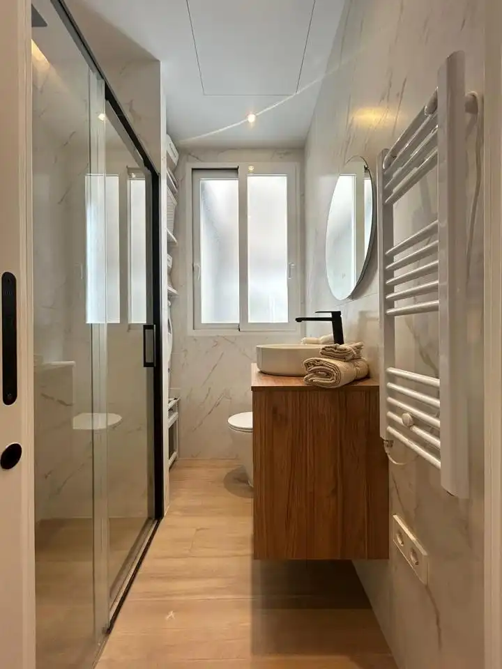 Badezimmer von Erdgeschoss zur Miete in Madrid mit Klimaanlage
