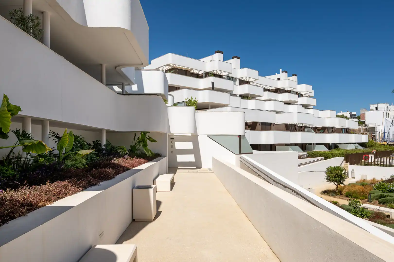 Vista exterior de Ático en venta en Estepona con Aire acondicionado, Terraza y Piscina