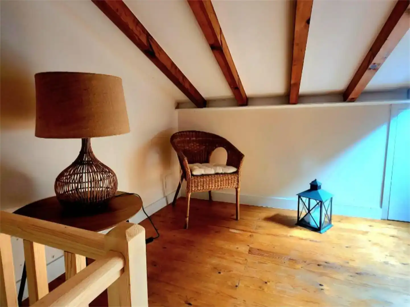 Sala d'estar de Pis de lloguer en Llanes amb Parquet, Moblat i Balcó