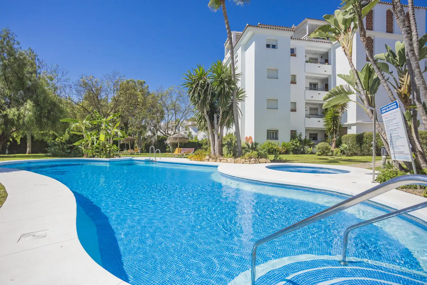 Apartamento con terraza en venta en Calahonda