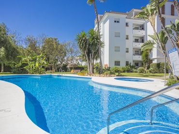 Apartamento con balcón en venta en Calahonda