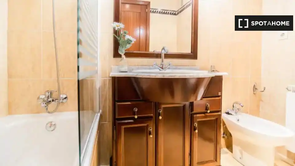 Baño de Piso de alquiler en Madrid con Aire acondicionado, Calefacción y Amueblado