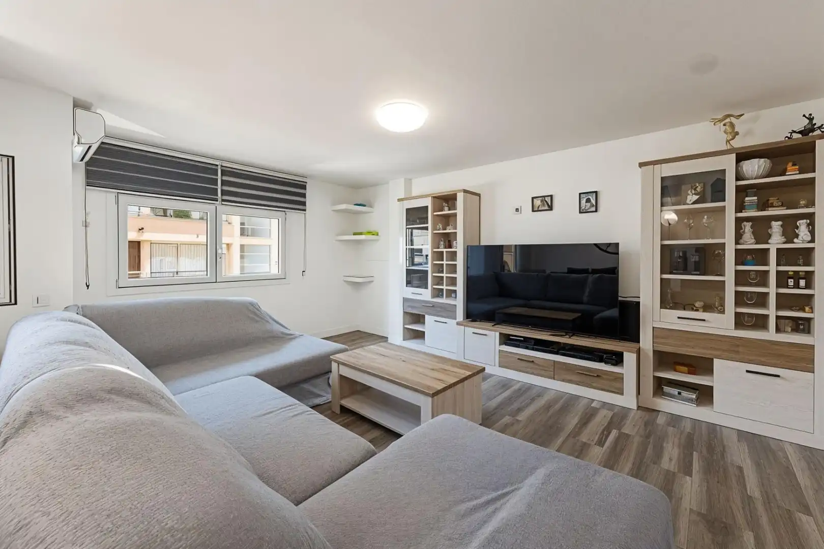 Living room of Flat for sale in  Palma de Mallorca  with Air Conditioner, Parquet flooring and Oven