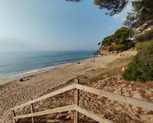 Vista exterior de Àtic en venda en Mont-roig del Camp amb Aire condicionat, Terrassa i Piscina