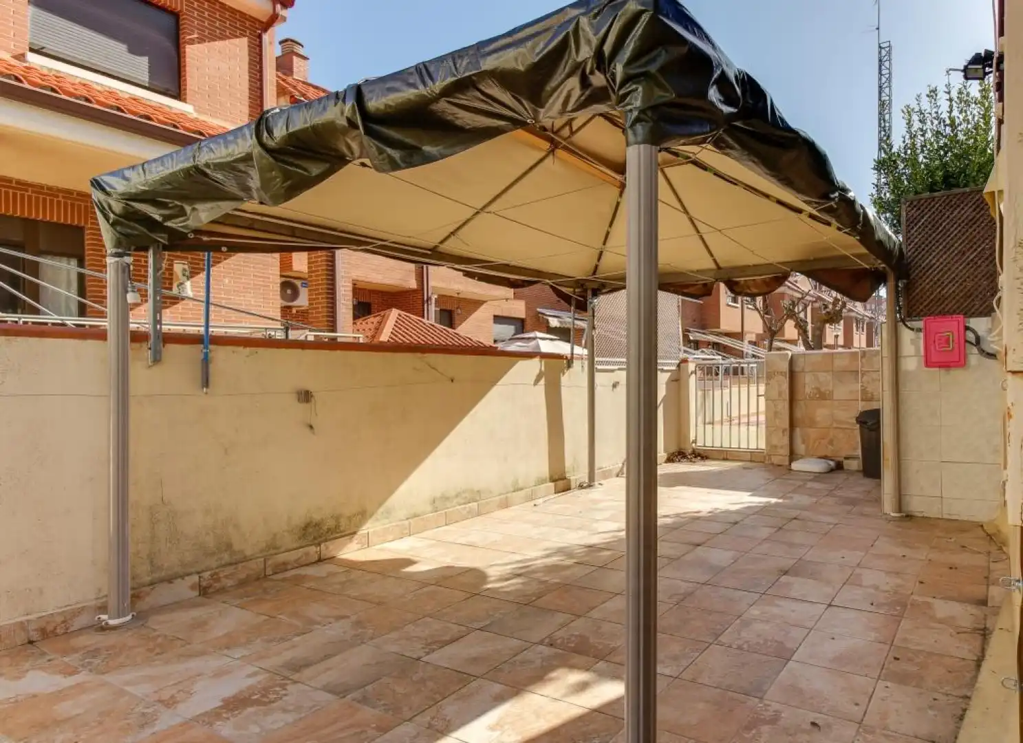 Terrasse von Einfamilien-Reihenhaus zum Verkauf in Salamanca mit Heizung, Privatgarten und Parkett