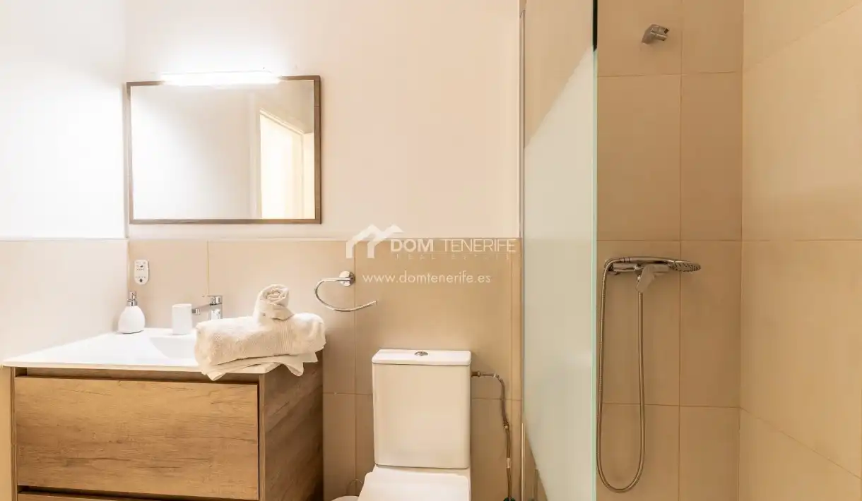 Baño de Piso en venta en Adeje con Terraza, Trastero y Piscina