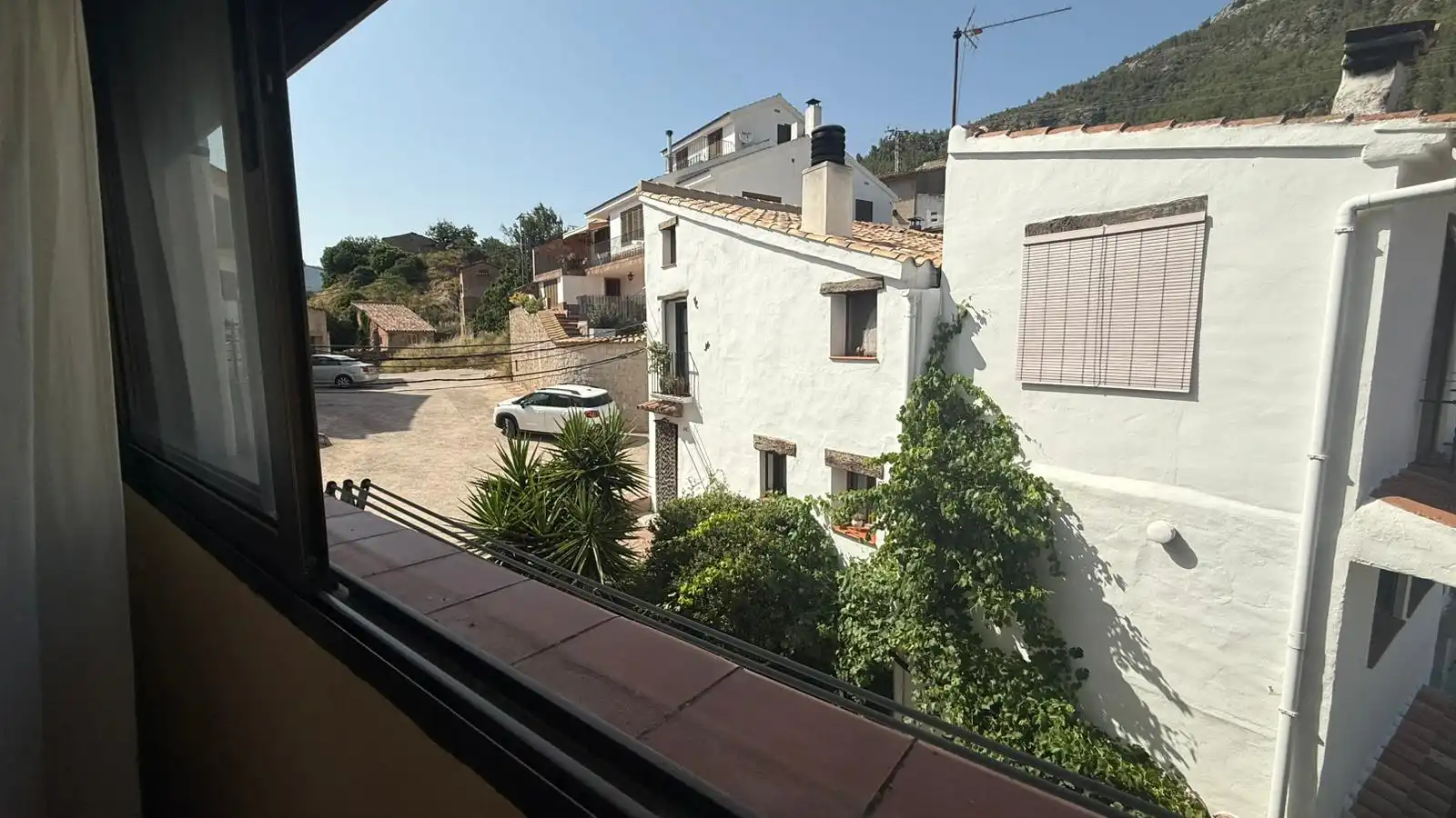 Vista exterior de Casa o xalet en venda en Ayódar amb Calefacció, Terrassa i Moblat