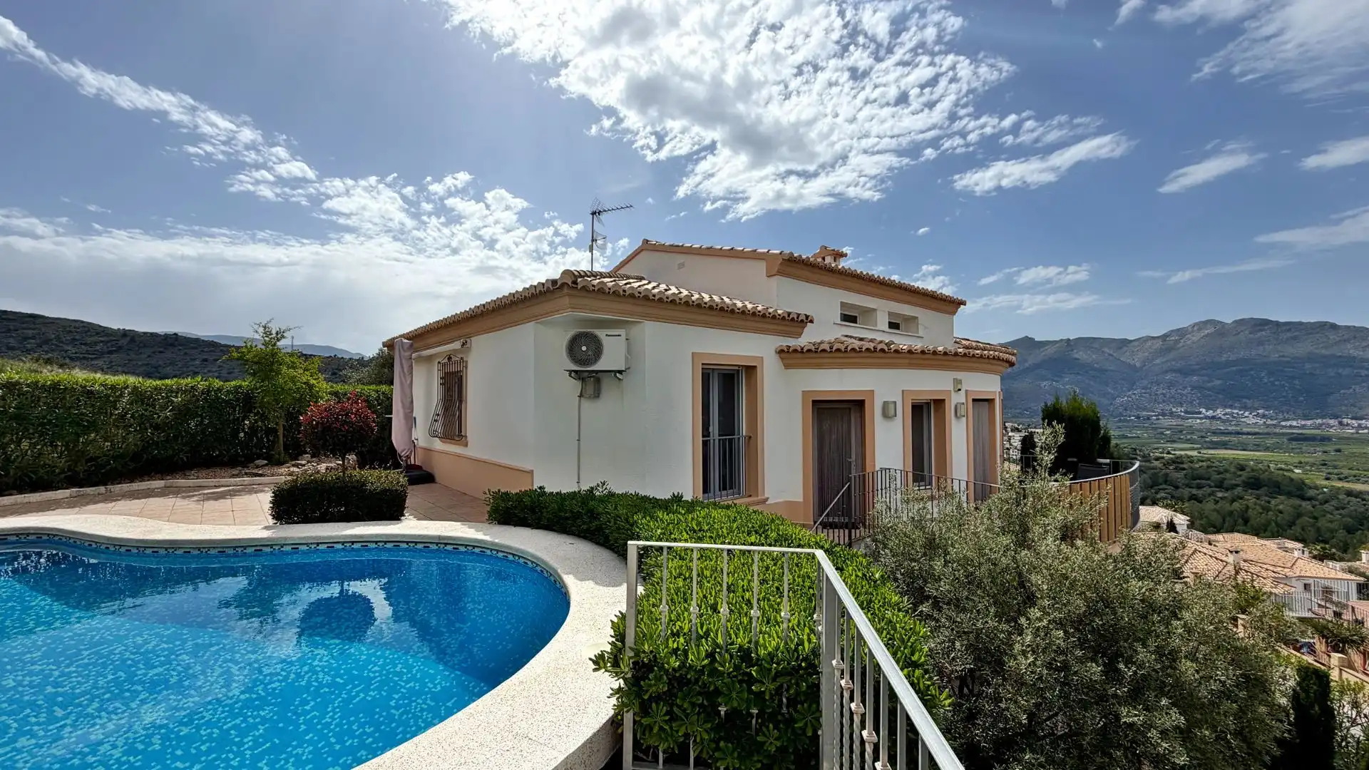 Vista exterior de Casa o chalet en venta en Orba con Aire acondicionado, Calefacción y Jardín privado