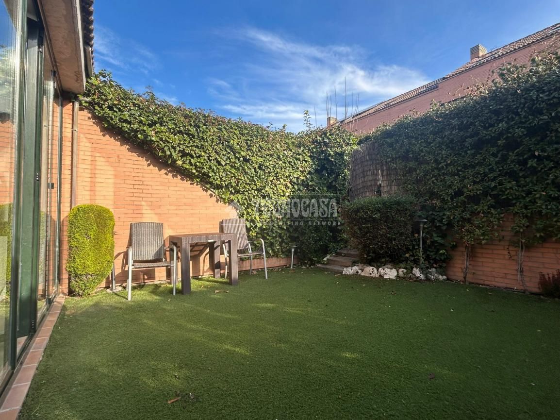 Jardín de Casa adosada en venta en  Madrid Capital con Aire acondicionado, Calefacción y Jardín privado
