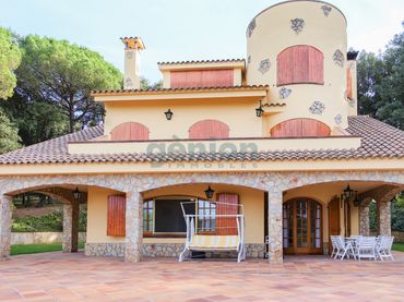 Casa con piscina en venta en Sant Feliu de Buixalleu