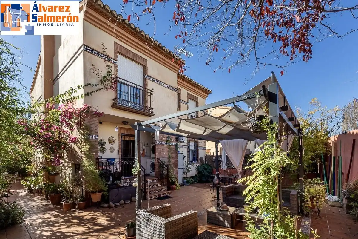 Vista exterior de Casa o chalet en venta en Huétor Vega con Aire acondicionado y Terraza