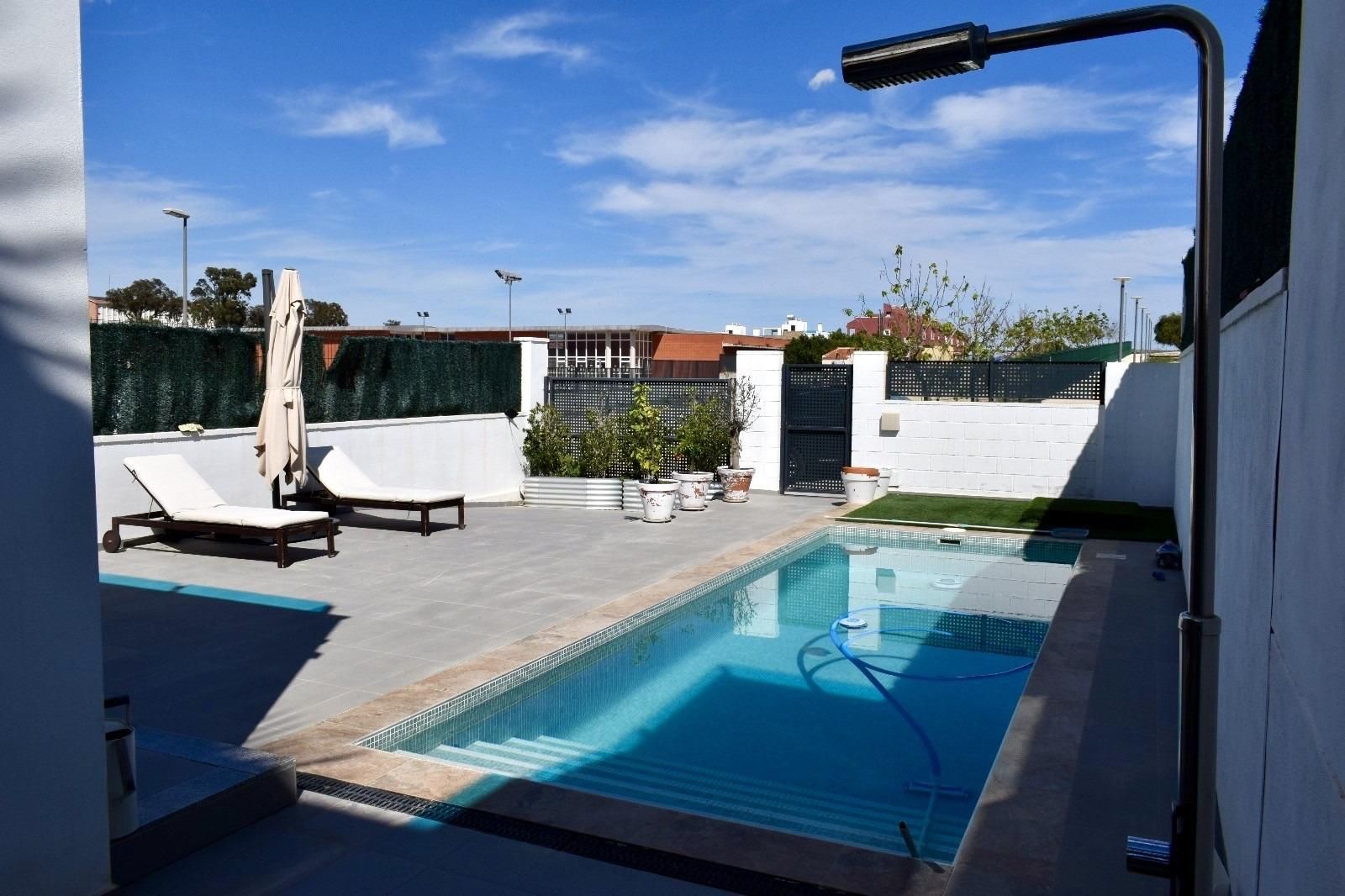 Piscina de Casa o xalet en venda en Orihuela amb Aire condicionat, Calefacció i Jardí privat