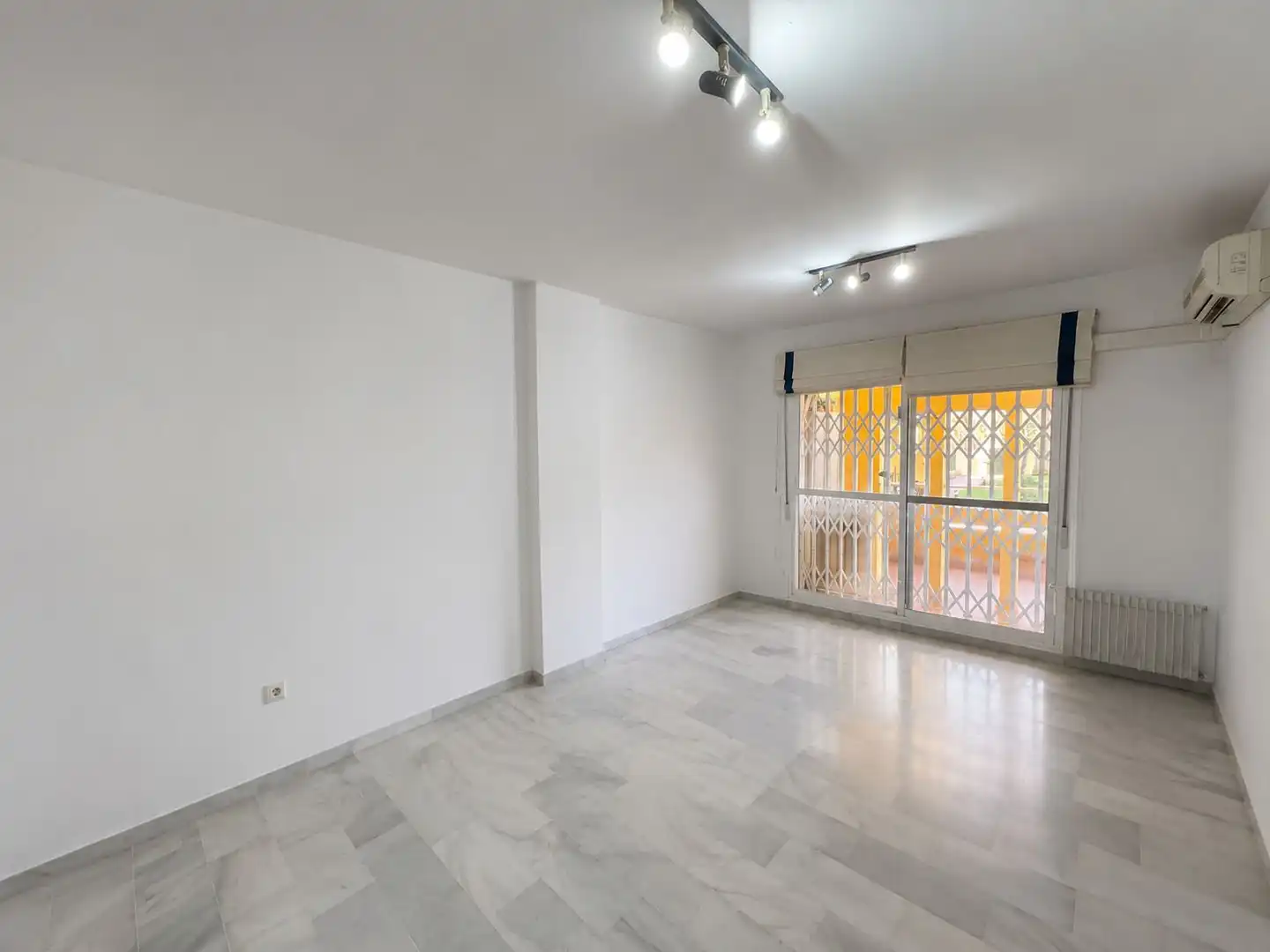 Bedroom of Flat for sale in El Puerto de Santa María  with Air Conditioner, Terrace and Community pool