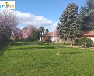 Jardí de Casa o xalet en venda en Santovenia de la Valdoncina amb Calefacció, Jardí privat i Terrassa