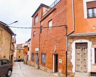 Vista exterior de Casa adosada en venda en Lagartera amb Terrassa