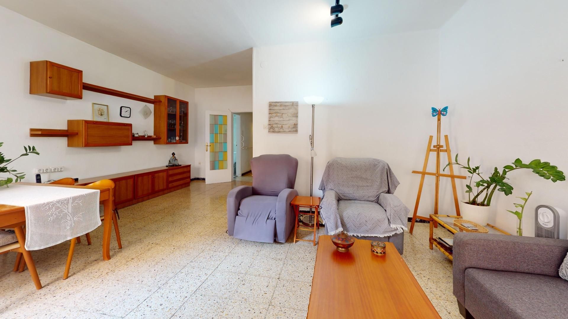 Sala d'estar de Pis en venda en Cornellà de Llobregat amb Balcó