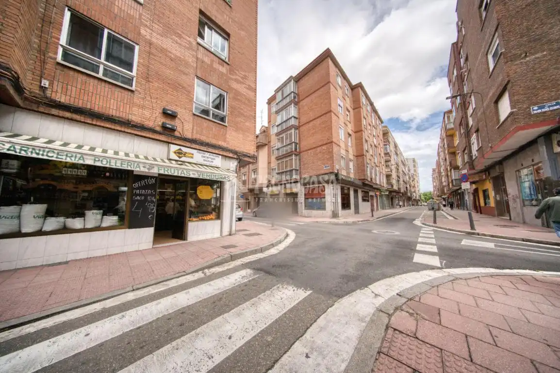 Vista exterior de Piso en venta en Valladolid con Calefacción y Parquet