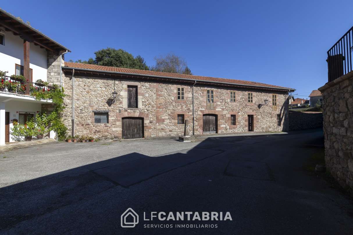 Vista exterior de Casa o xalet en venda en Torrelavega  amb Jardí privat