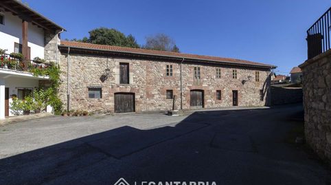 Casona de piedra de 1924 con parcela de más de 4.000 m en Viérnoles, Torrelavega