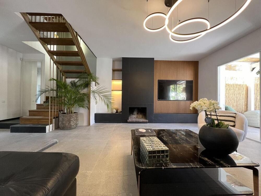 Sala d'estar de Casa adosada de lloguer en Marbella amb Aire condicionat, Jardí privat i Terrassa