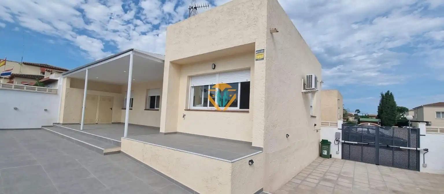 Casa aparellada amb piscina en venda a El Tossal - Bello Horizonte, imagen 2